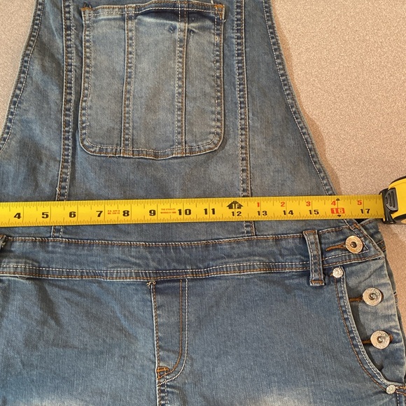 Smashed Lemons - women’s denim short-alls. Size 8 - Picture 7 of 9